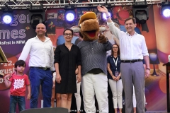 03.08.2018, Herne, Eröffnungsfeier der 583. Cranger Kirmes 2018. Bild: (v.l.) Klaus Renoldi Jr mit Sohn, Michelle Müntefering, Maskottchen Fritz und Oberbürgermeister Dr. Frank Dudda - Foto: Björn Koch